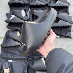 YZY SLIDE ONYX ( SIZES: 6M,7M,9M,10M,11M,12M