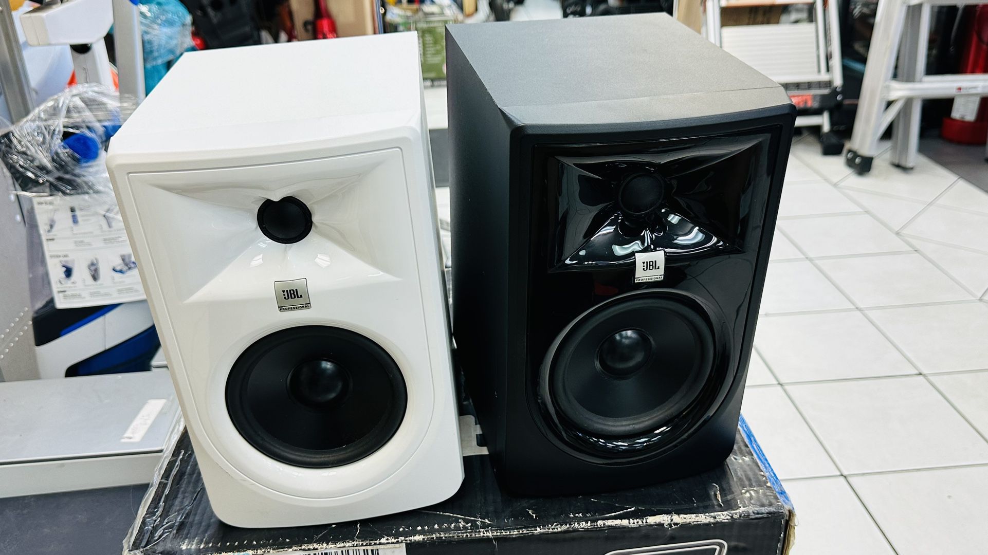 PAIR of JBL Professional 3 Series Powered Studio Monitors speakers 305P MKII