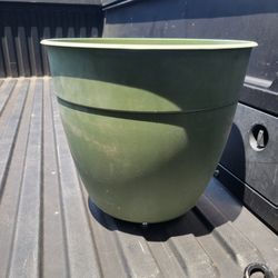 7 Green Recycled Pastic Planters/Pots