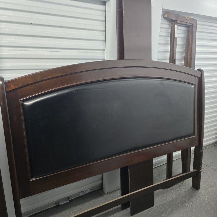 Nice King Bed W/Chest Good Condition