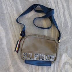 Tommy Cross Body Bag Adjustable straps
