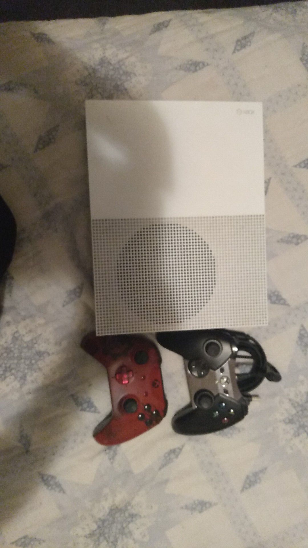 Xbox one s with one wired controller a one sided turtle Beach headset