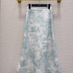 The new skirt is fashionable and low-key, luxurious and high-end.