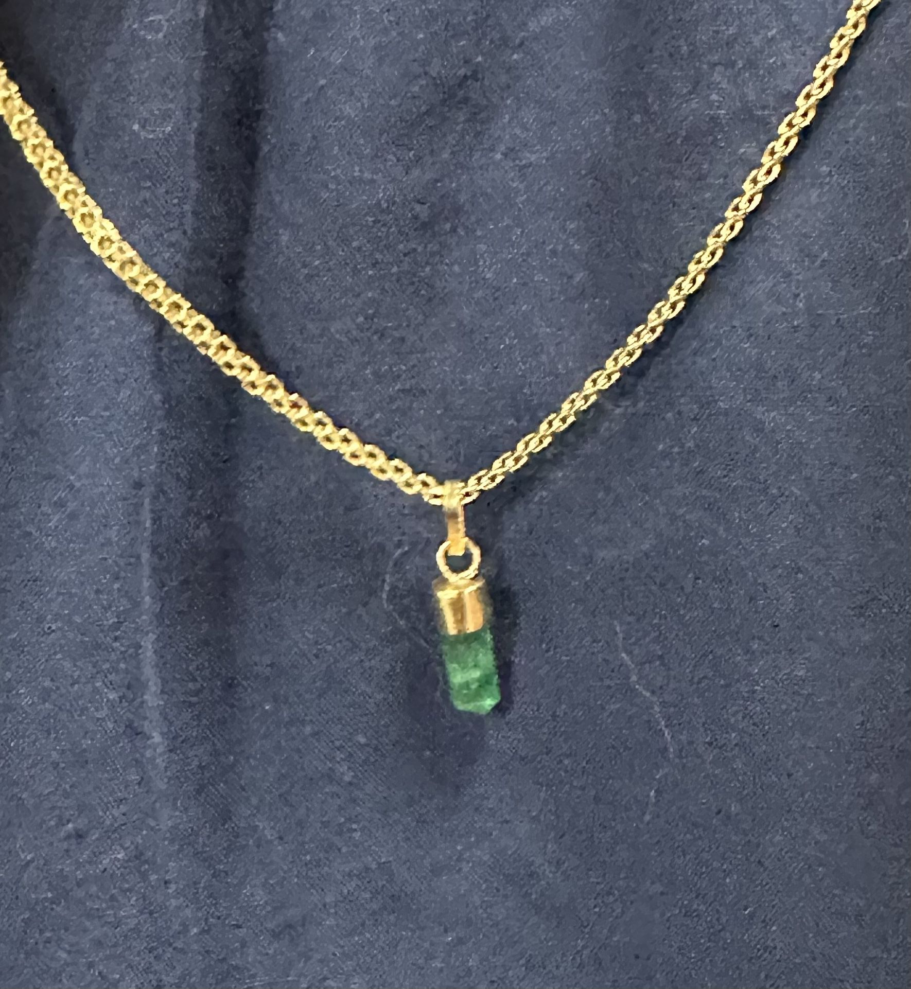 Dije, canotillo, Amuleto O Charms. En oro Con Esmeralda