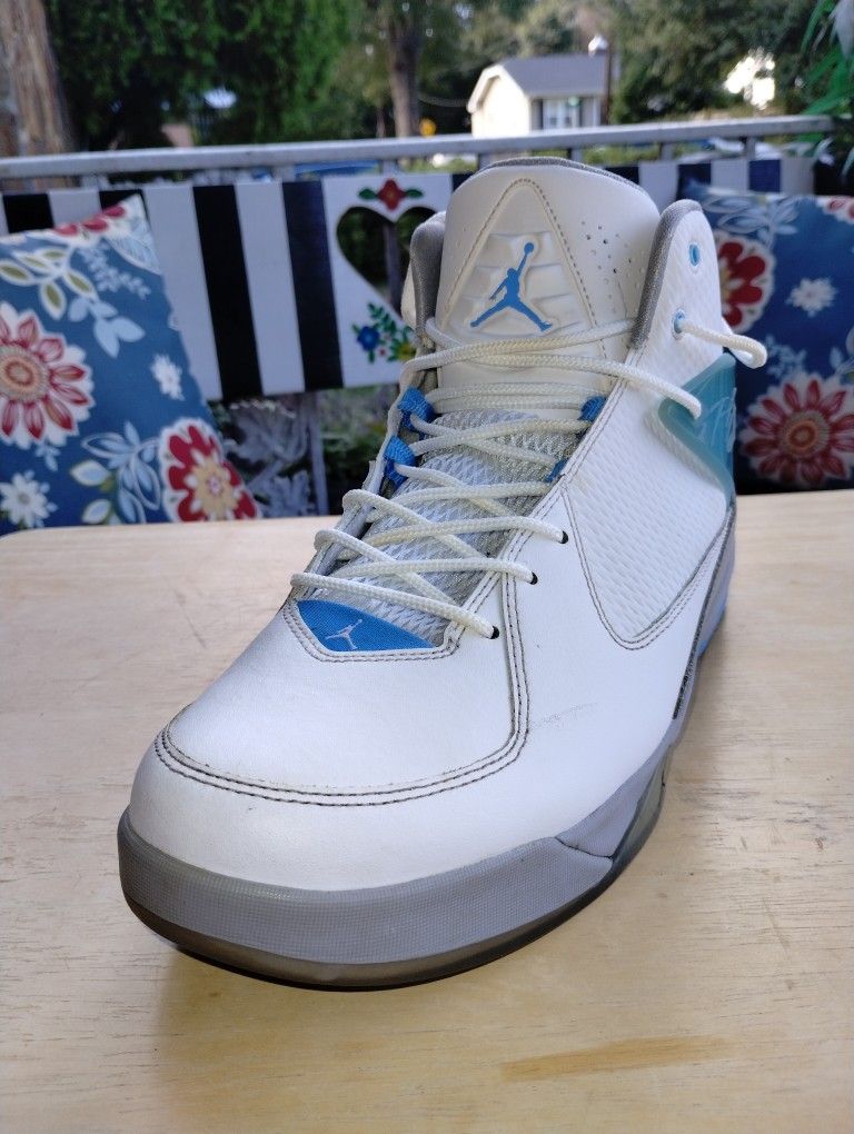 (Size-9) Like New, Men's Nike Jordan Air Incline 705796-106 White Basketball Shoes Sneakers