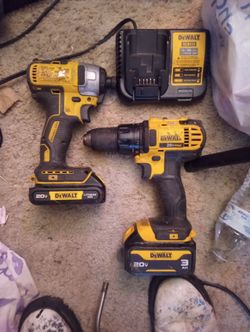 DeWalt 20V Impact Driver and Drill Combo Set
