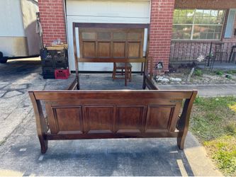 Queen Size Walnut Sleigh Bed