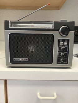 Vintage GE portable AM/FM radio