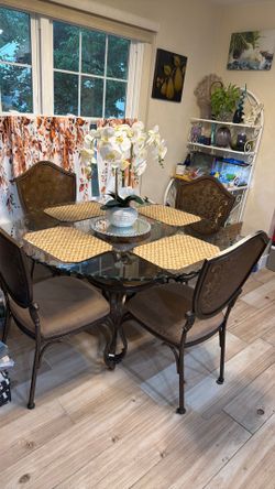 Kitchen table with four chairs in good condition