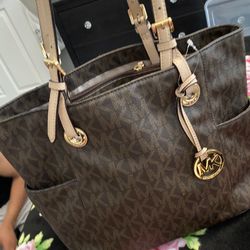 Micheal Kors Purse 