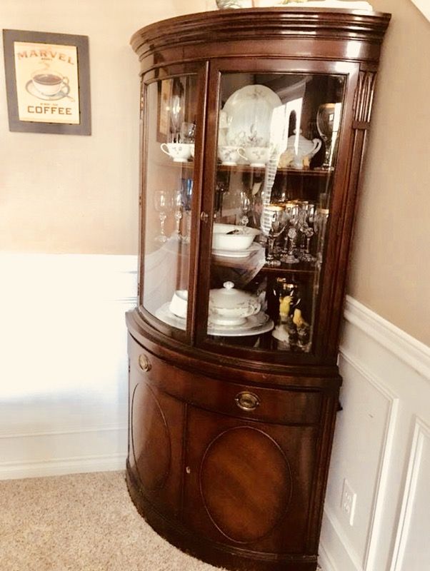 Dining room corner cabinet with curved glass Mahogany Drexel Heritage