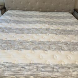 NEED GONE ASAP! Beautyrest Platinum 3x Backcare King Size Mattress In Excellent Condition