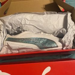 PUMAS NEW TENNIS SHOES SIZE 6y Women 