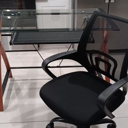 Mesa para computadora con silla incluida.