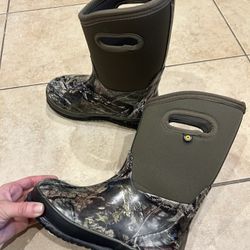 ‘Bogs’ Kids Boots (Size 3 Youth)