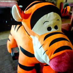 Winnie The Pooh Tigger 6v Plush Ride-on Toy with Tigger's Treehouse