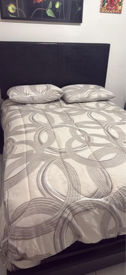 Queen bed frame/mattress
