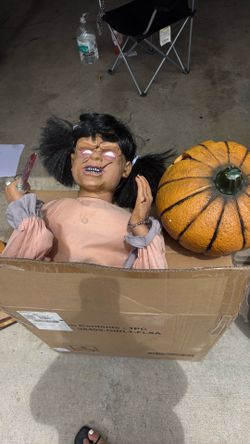 Halloween animatronic jump scare girl
