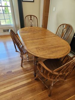 Expandable Dining table with set of 4 chairs