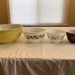 Vintage Pyrex Bowl Set