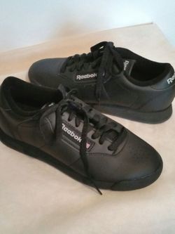 Kids Reeboks size 5 black brand new