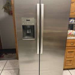 Refrigerator And Stove like new 
