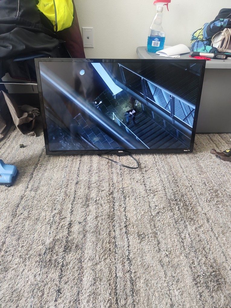 Roku 32 Inch TV With Remote