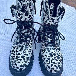 Levi’s combat boot size 7 black and white + zippers