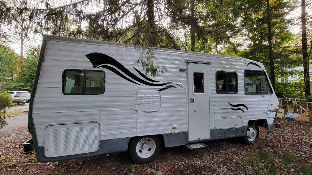 Coachmen Motorhome (RV) 8 cylender Dodge M40 Engine (gas)