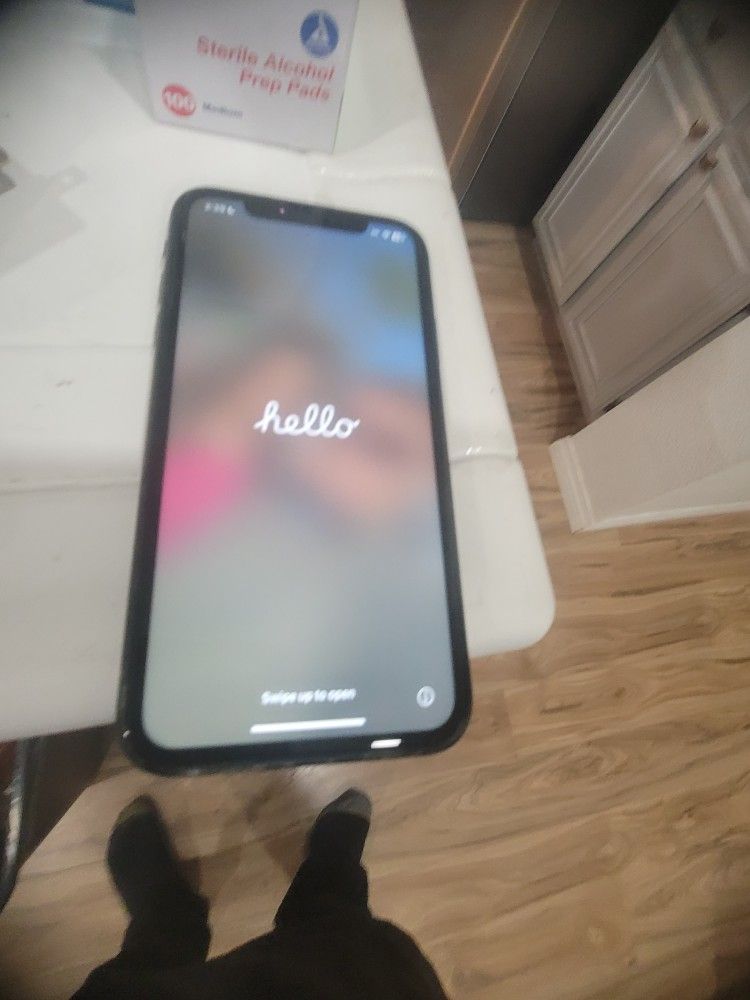 BLACK IPHONE XR FOR  PARTS WORKS 100%