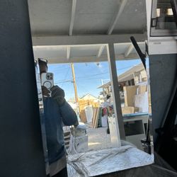 MEDICINE CABINET USE Is Missing Plastic She’ll  Come Take Look Out  The Mirror  Is Good No I Cracks Just Litte Bit Peeling The Glass Paín. 16 W X 26 H