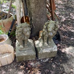Pair Of Concrete Lions 