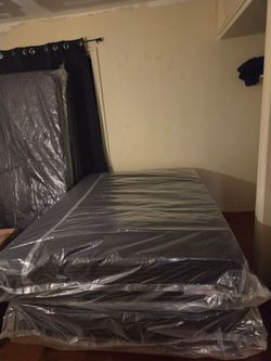 Full size Mattress boxspring metal frame set no delivery