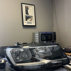 VOLKSWAGEN TIGUAN OEM RIGHT PASSENGER HALOGEN HEADLIGHT 2018-2021