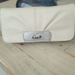 Coach  White/ Silver,  Leather Small Wristlet,  Pouch Wallet,  Pre-owned. 