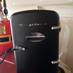 Frigidaire Tiny Fridge 