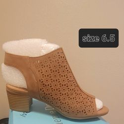 New Women's Shoes/heels 