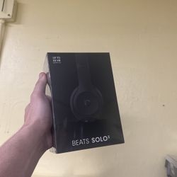 Beats Solo3 Wireless On-Ear Headphones with Apple W1 Headphone Chip - Black Brand New  