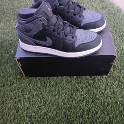 Jordan 1 Retro Mid GS 'Black Dark Grey'. Size 4.5 Youth. Worn Twice.