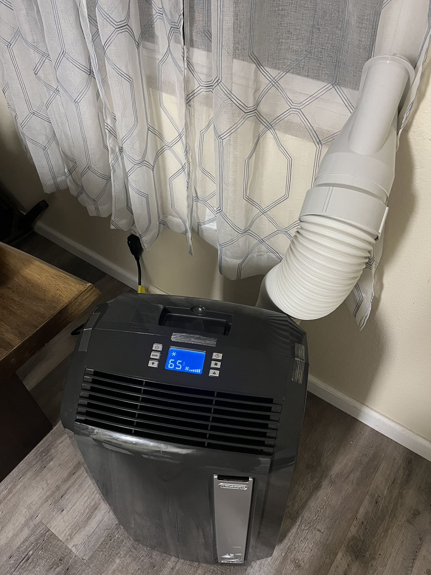 DeLonghi 12,500 BTU portable AC unit for Large Rooms