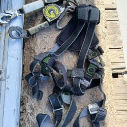 Miller Revolution full body harness Model #RDT-QC-UBK 5PA91 with 2 self retractable safelines #10900,  Has quick connect/release strap and leg buckles