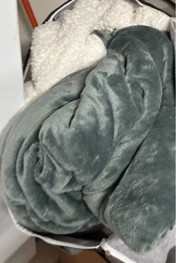 Very thick and warm gray and white blanket barely used