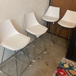 White Stool/chairs