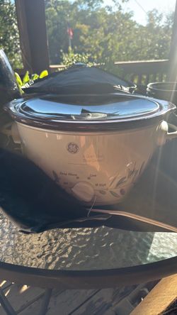 Medium Size Crock pot w/cover