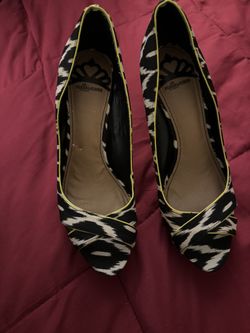Fergalicious Fergie Size 9 Animal Print Open Toe Yellow Trim