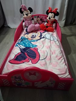 Minnie Mouse toddler bed with mattress and blanket plus 2 minnie mouse dolls.