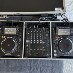 Pioneer DJM-900NXS2 4-Channel DJ Mixer and pair of Pioneer CDJ-2000NXS2s