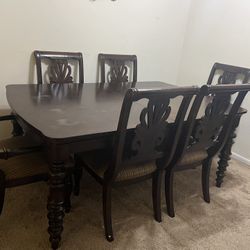 Dining Table and 6 Chairs 