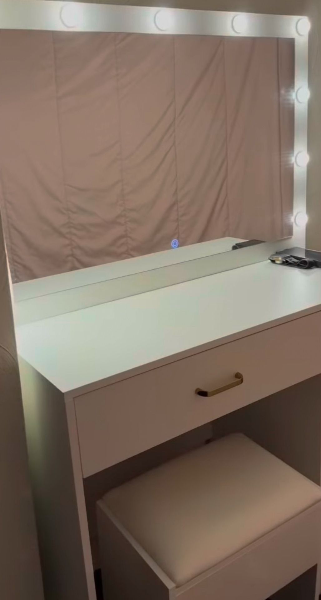 4 Drawers Lighted Makeup Mirror