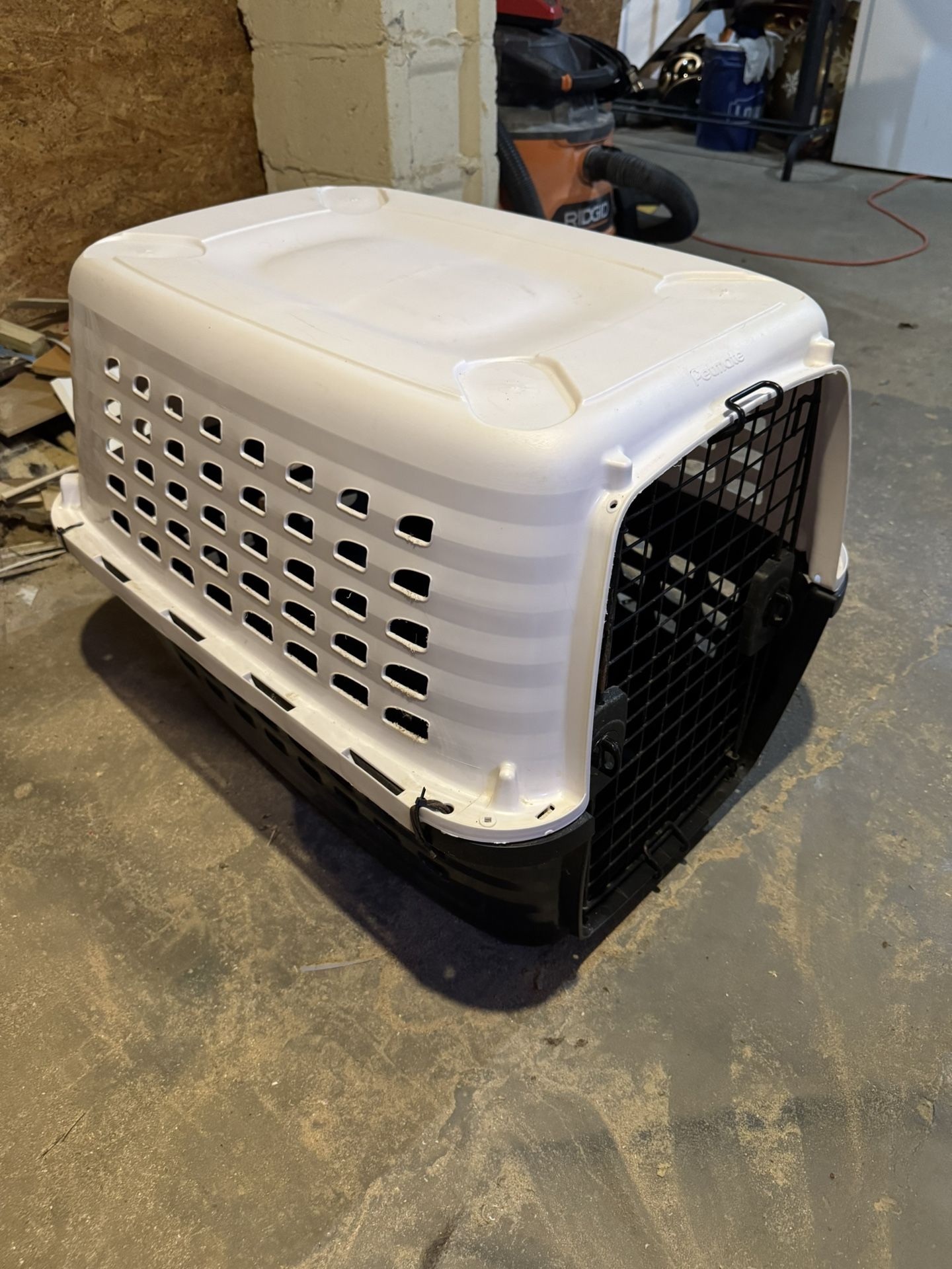 Small/Medium Dog Crate. Little Use. Clean!